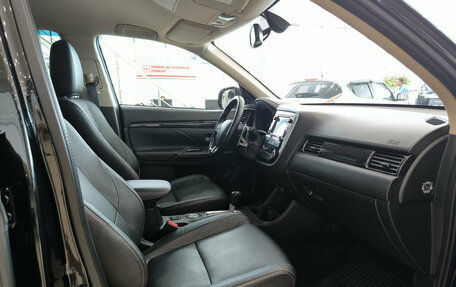 Mitsubishi Outlander III рестайлинг 3, 2016 год, 2 200 000 рублей, 13 фотография