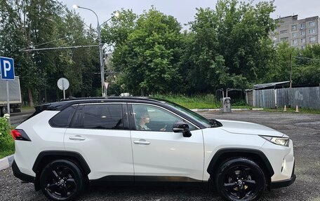 Toyota RAV4, 2021 год, 3 000 000 рублей, 4 фотография