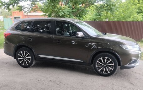 Mitsubishi Outlander III рестайлинг 3, 2015 год, 1 770 000 рублей, 3 фотография