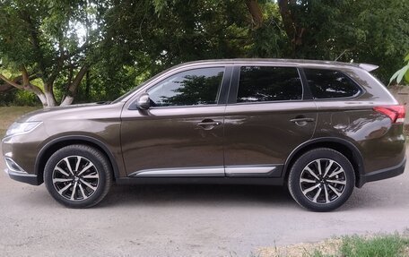Mitsubishi Outlander III рестайлинг 3, 2015 год, 1 770 000 рублей, 4 фотография