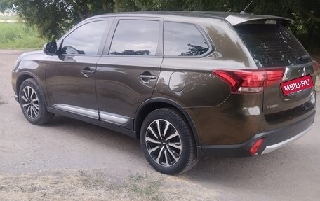 Mitsubishi Outlander III рестайлинг 3, 2015 год, 1 770 000 рублей, 11 фотография