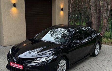 Toyota Camry, 2021 год, 2 890 000 рублей, 1 фотография