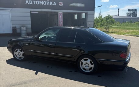 Mercedes-Benz E-Класс, 1995 год, 390 000 рублей, 3 фотография