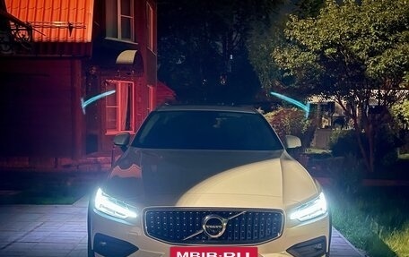 Volvo V60 Cross Country II, 2020 год, 4 250 000 рублей, 3 фотография