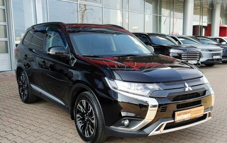 Mitsubishi Outlander III рестайлинг 3, 2022 год, 2 600 000 рублей, 4 фотография