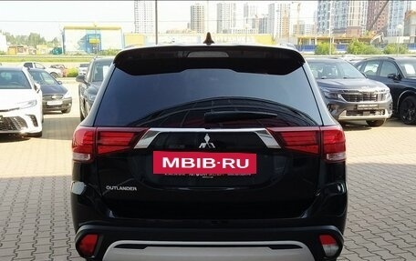 Mitsubishi Outlander III рестайлинг 3, 2022 год, 2 600 000 рублей, 5 фотография
