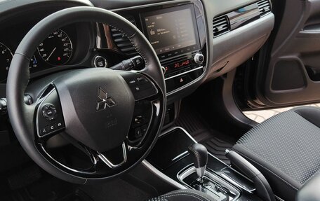 Mitsubishi Outlander III рестайлинг 3, 2022 год, 2 600 000 рублей, 25 фотография
