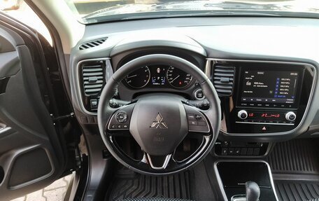Mitsubishi Outlander III рестайлинг 3, 2022 год, 2 600 000 рублей, 28 фотография