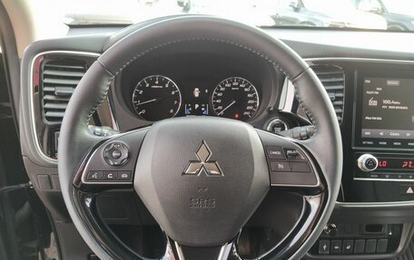 Mitsubishi Outlander III рестайлинг 3, 2022 год, 2 600 000 рублей, 29 фотография