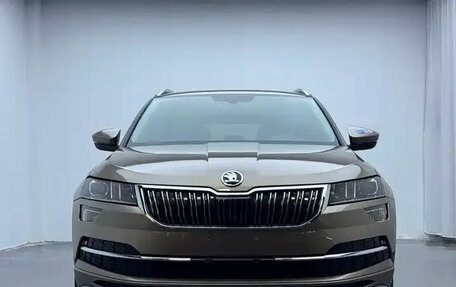 Skoda Karoq I, 2023 год, 1 810 000 рублей, 2 фотография