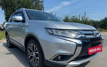 Mitsubishi Outlander III рестайлинг 3, 2018 год, 3 050 000 рублей, 4 фотография