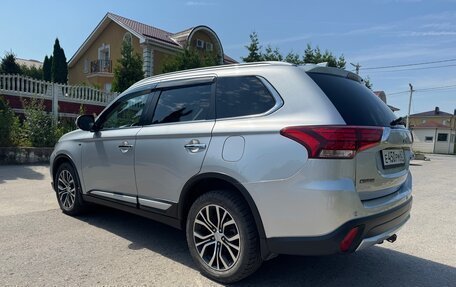 Mitsubishi Outlander III рестайлинг 3, 2018 год, 3 050 000 рублей, 8 фотография