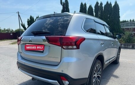Mitsubishi Outlander III рестайлинг 3, 2018 год, 3 050 000 рублей, 10 фотография