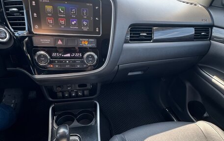 Mitsubishi Outlander III рестайлинг 3, 2018 год, 3 050 000 рублей, 31 фотография