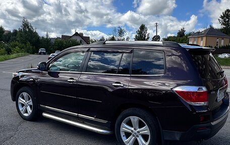 Toyota Highlander III, 2011 год, 1 700 000 рублей, 2 фотография