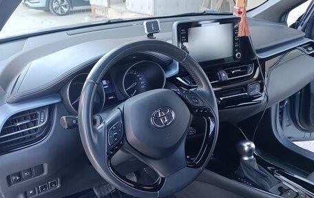 Toyota C-HR I рестайлинг, 2020 год, 2 650 000 рублей, 13 фотография