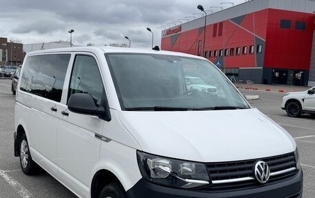 Volkswagen Caravelle T6 рестайлинг, 2017 год, 3 250 000 рублей, 1 фотография