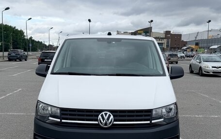 Volkswagen Caravelle T6 рестайлинг, 2017 год, 3 250 000 рублей, 2 фотография