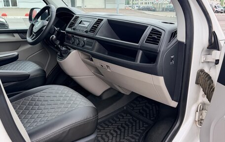 Volkswagen Caravelle T6 рестайлинг, 2017 год, 3 250 000 рублей, 9 фотография