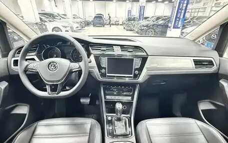 Volkswagen Touran III, 2022 год, 2 475 000 рублей, 7 фотография