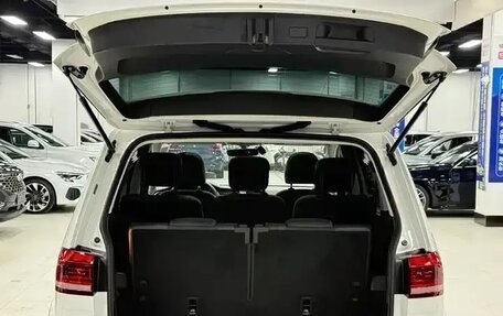 Volkswagen Touran III, 2022 год, 2 475 000 рублей, 21 фотография