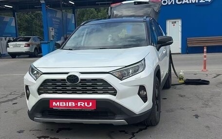 Toyota RAV4, 2020 год, 3 300 000 рублей, 2 фотография