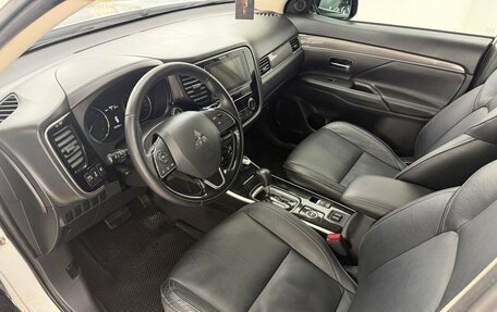 Mitsubishi Outlander III рестайлинг 3, 2019 год, 2 349 000 рублей, 12 фотография