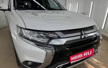 Mitsubishi Outlander III рестайлинг 3, 2019 год, 2 349 000 рублей, 10 фотография