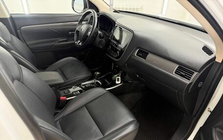 Mitsubishi Outlander III рестайлинг 3, 2019 год, 2 349 000 рублей, 26 фотография