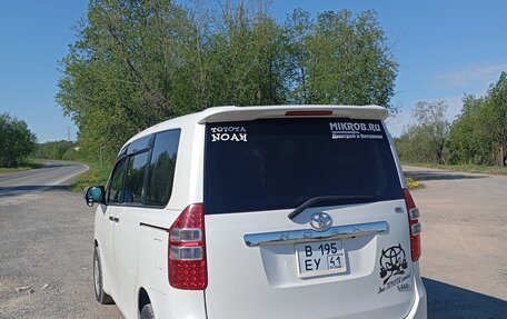 Toyota Noah III, 2013 год, 1 750 000 рублей, 2 фотография