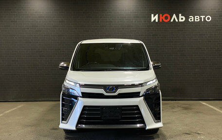 Toyota Voxy III, 2018 год, 2 530 000 рублей, 2 фотография