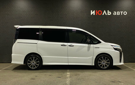 Toyota Voxy III, 2018 год, 2 530 000 рублей, 4 фотография