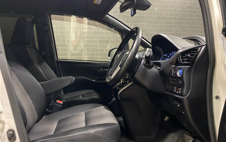 Toyota Voxy III, 2018 год, 2 530 000 рублей, 10 фотография