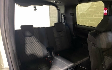 Toyota Voxy III, 2018 год, 2 530 000 рублей, 12 фотография