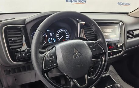 Mitsubishi Outlander III рестайлинг 3, 2020 год, 2 150 000 рублей, 6 фотография