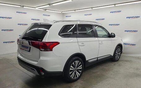 Mitsubishi Outlander III рестайлинг 3, 2020 год, 2 150 000 рублей, 3 фотография