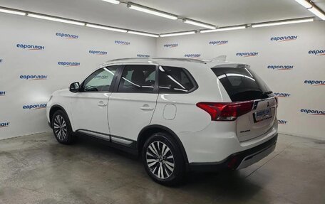 Mitsubishi Outlander III рестайлинг 3, 2020 год, 2 150 000 рублей, 4 фотография