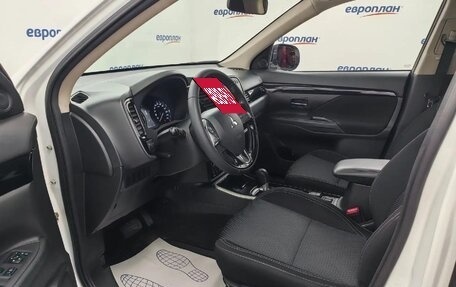 Mitsubishi Outlander III рестайлинг 3, 2020 год, 2 150 000 рублей, 8 фотография