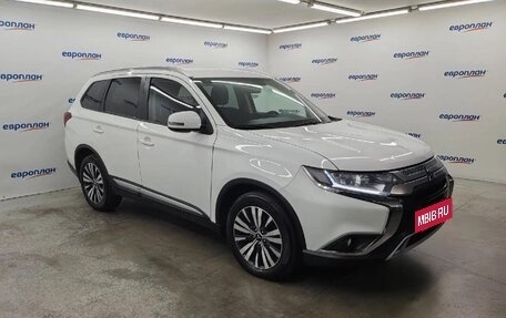 Mitsubishi Outlander III рестайлинг 3, 2020 год, 2 150 000 рублей, 2 фотография