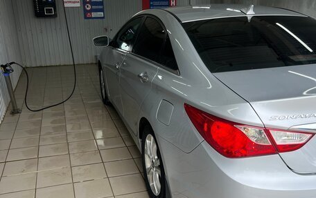 Hyundai Sonata VI, 2010 год, 1 000 000 рублей, 4 фотография
