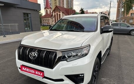 Toyota Land Cruiser Prado 150 рестайлинг 2, 2021 год, 7 200 000 рублей, 2 фотография