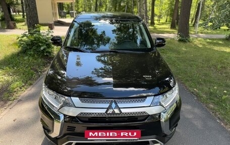 Mitsubishi Outlander III рестайлинг 3, 2021 год, 2 295 000 рублей, 11 фотография