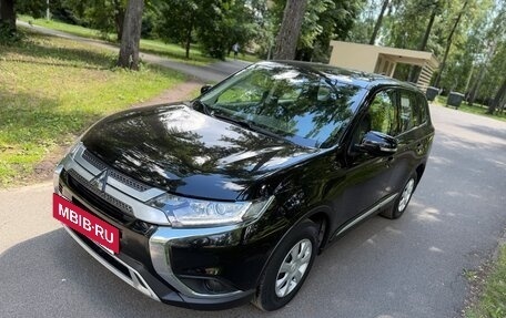 Mitsubishi Outlander III рестайлинг 3, 2021 год, 2 295 000 рублей, 6 фотография