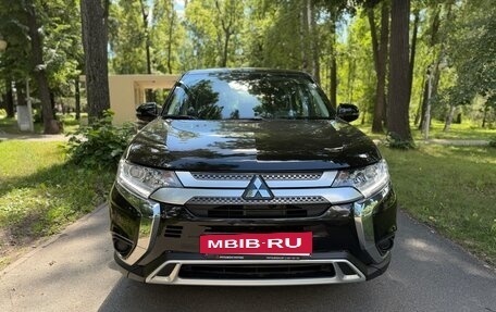 Mitsubishi Outlander III рестайлинг 3, 2021 год, 2 295 000 рублей, 4 фотография