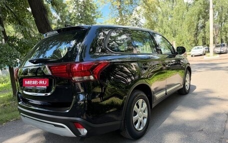 Mitsubishi Outlander III рестайлинг 3, 2021 год, 2 295 000 рублей, 14 фотография