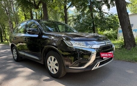 Mitsubishi Outlander III рестайлинг 3, 2021 год, 2 295 000 рублей, 15 фотография