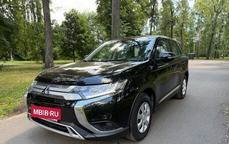 Mitsubishi Outlander III рестайлинг 3, 2021 год, 2 295 000 рублей, 18 фотография