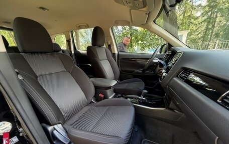 Mitsubishi Outlander III рестайлинг 3, 2021 год, 2 295 000 рублей, 20 фотография