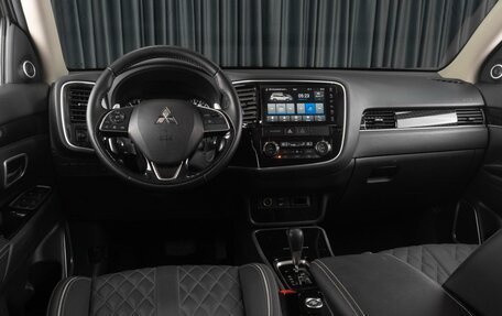Mitsubishi Outlander III рестайлинг 3, 2022 год, 3 710 000 рублей, 12 фотография