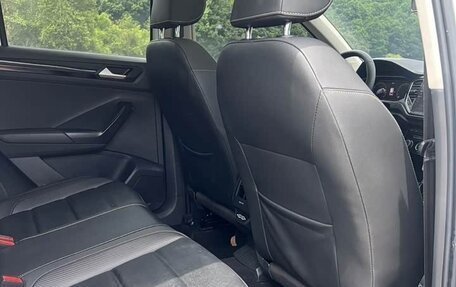 Volkswagen T-Roc I, 2022 год, 1 900 000 рублей, 10 фотография